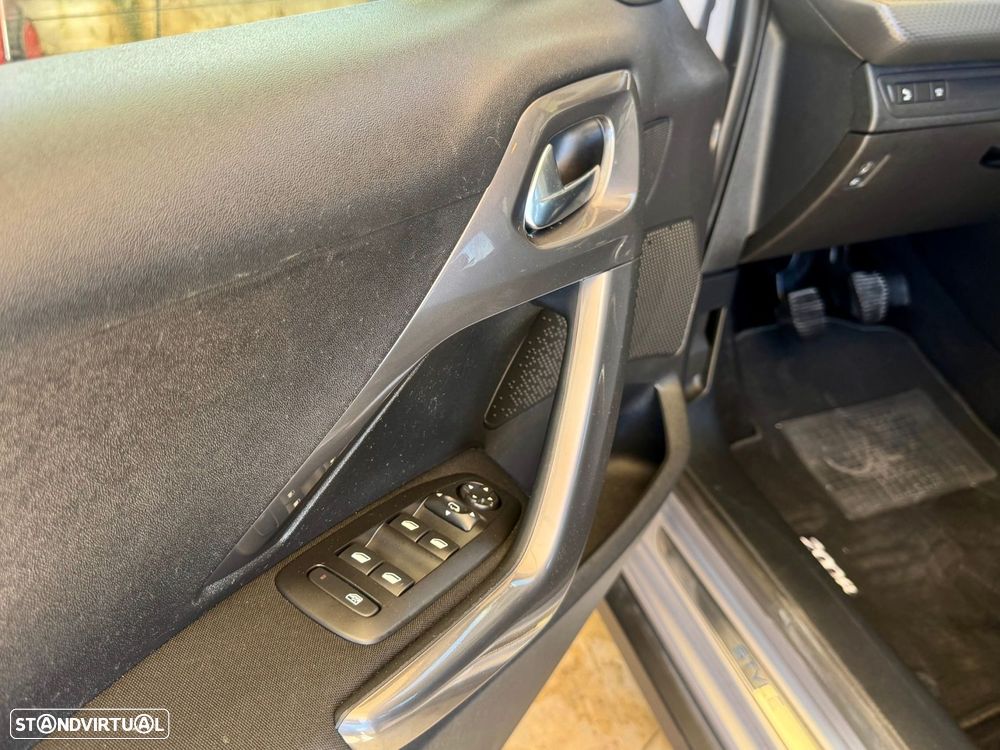 Peugeot 2008 1.2 PureTech Style - 16