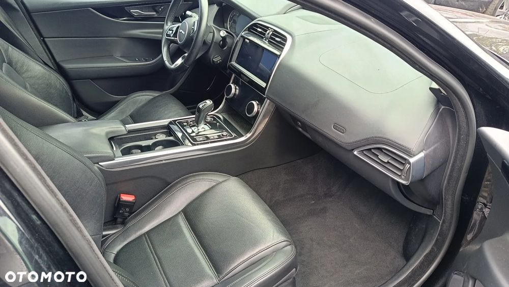 Jaguar XE 2.0 D180 R-Dynamic HSE - 6