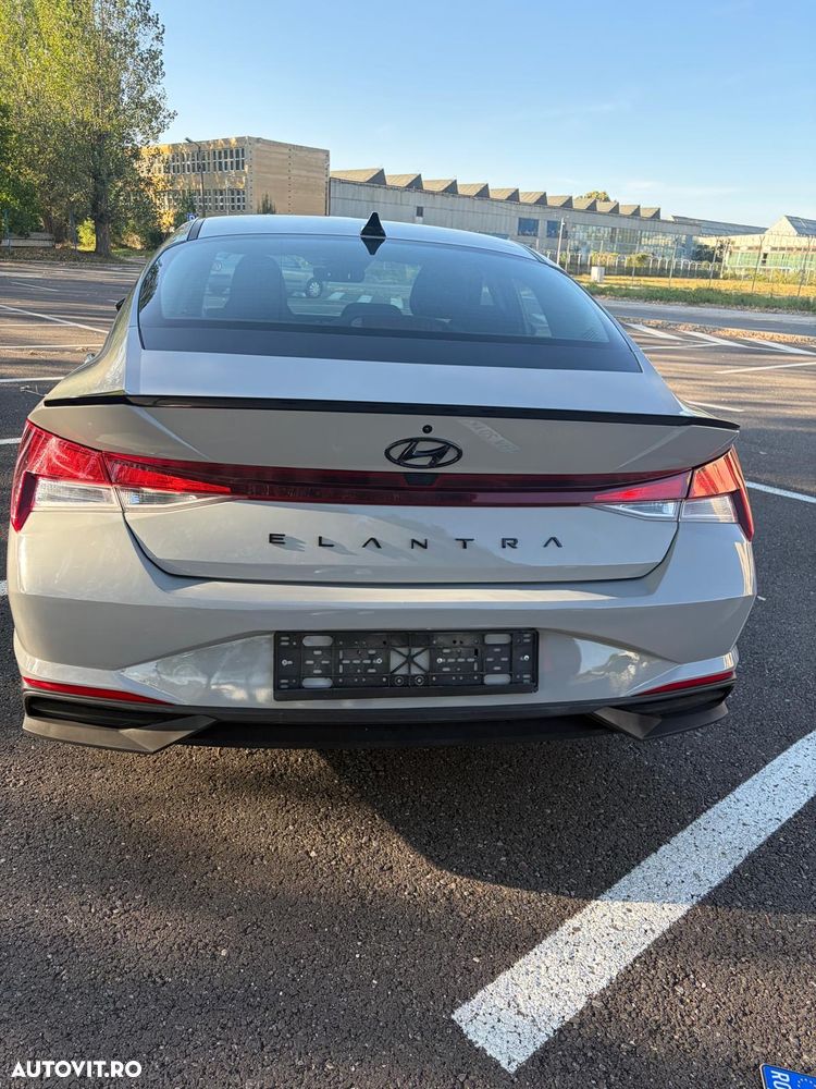 Hyundai Elantra - 2