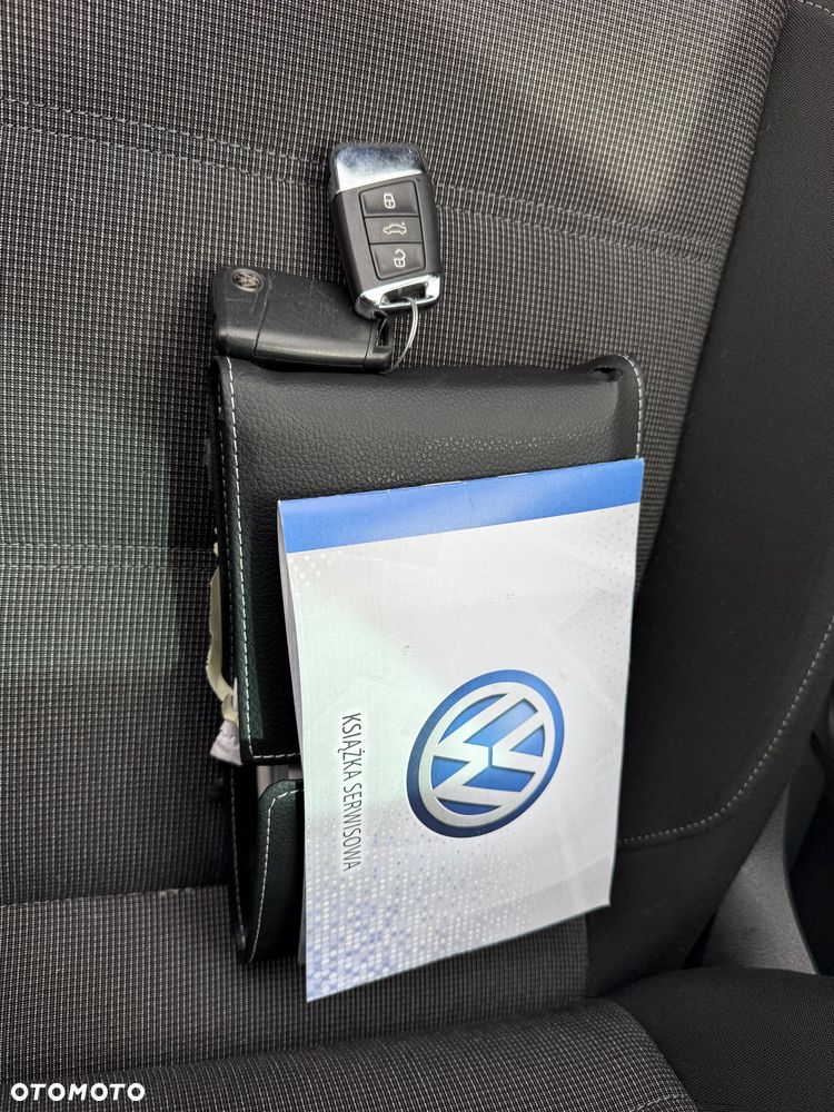 Volkswagen Passat - 32