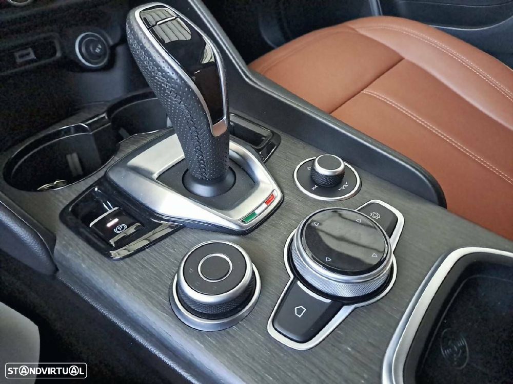 Alfa Romeo Giulia 2.0 T TI Q4 AT8 - 19
