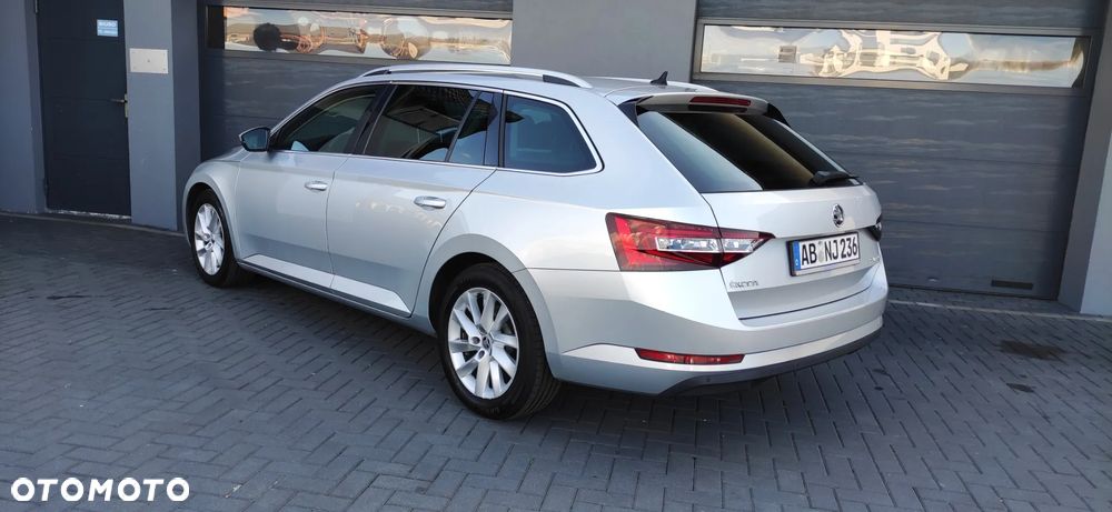 Skoda Superb 2.0 TDI DSG Ambition - 8