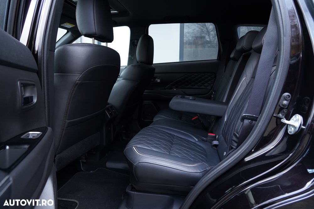 Mitsubishi Outlander ver-2-4-4wd-plug--in-hybrid-top - 18