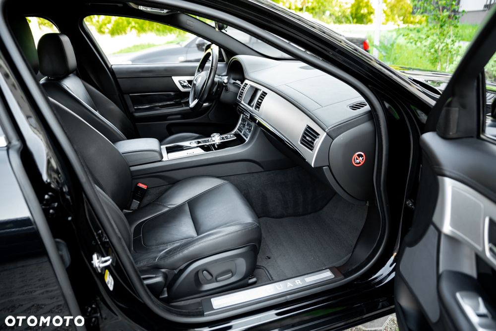 Jaguar XF 2.0 T Premium Luxury - 24