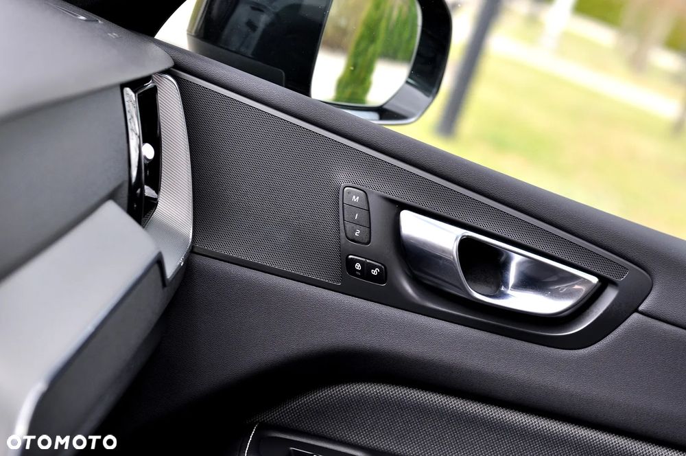 Volvo XC 60 B4 B Plus Dark - 24