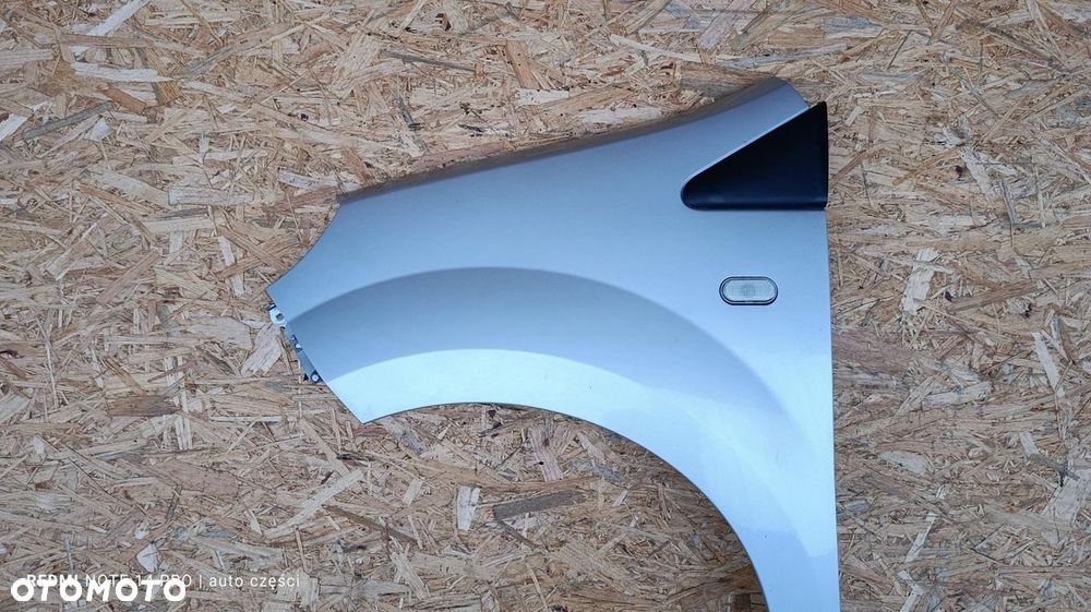 BŁOTNIK LEWY KIEROWCY SREBRNY RENAULT TWINGO II 2 2012 1.2B LIFT TEB69 - 2