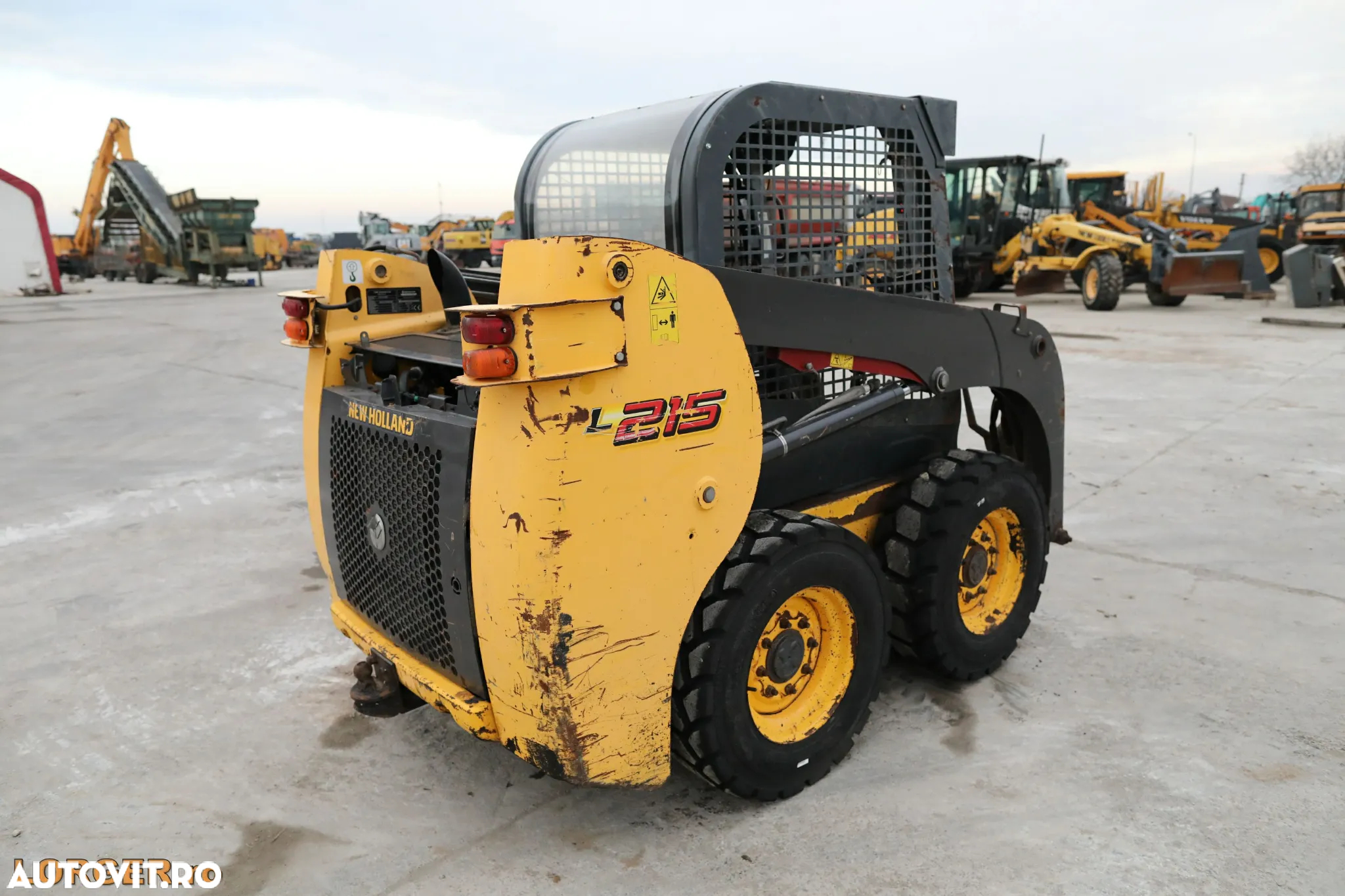 New Holland L215 - 3