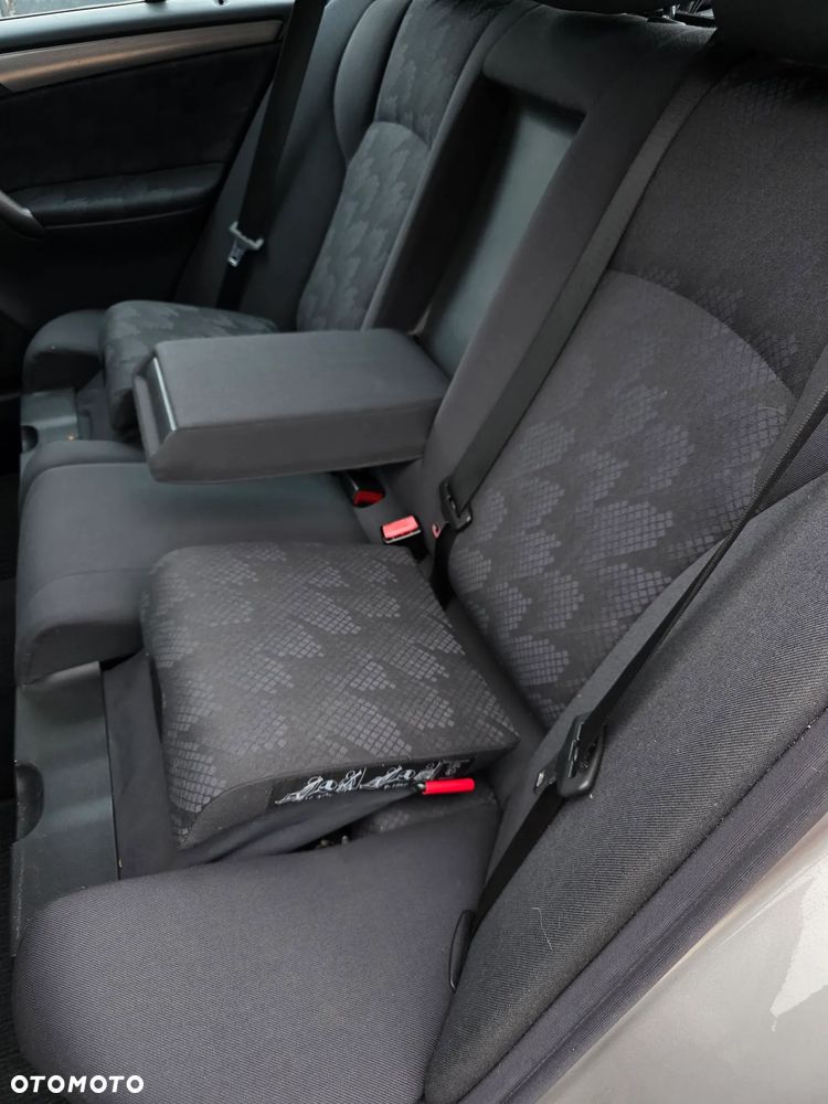 Mercedes-Benz Klasa C 180 Kompressor Avantgarde Sport Edition - 16