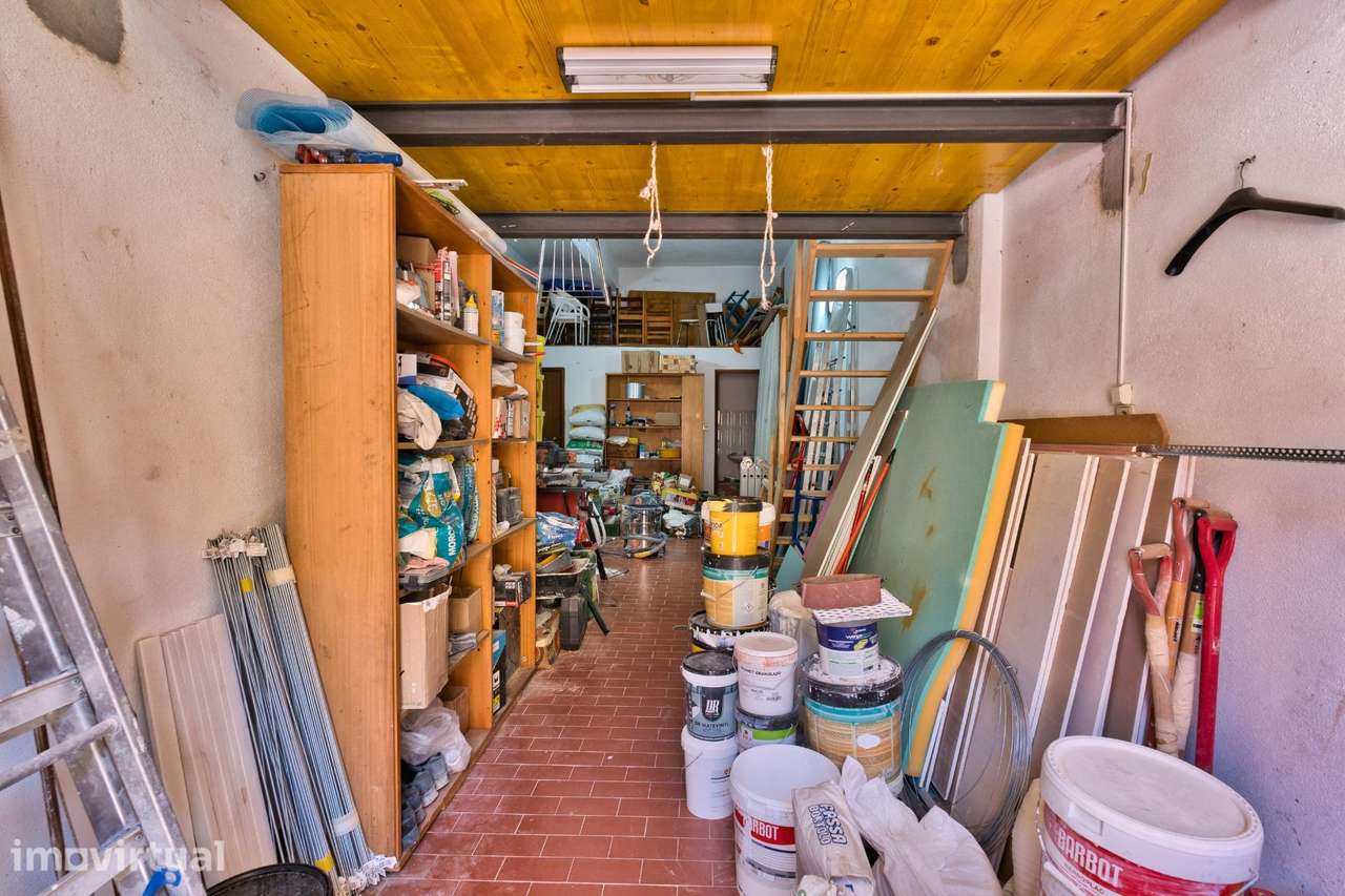 Garagem de 45 m2 com entrada independente, WC e mezanine em Belas - Grande imagem: 5/21
