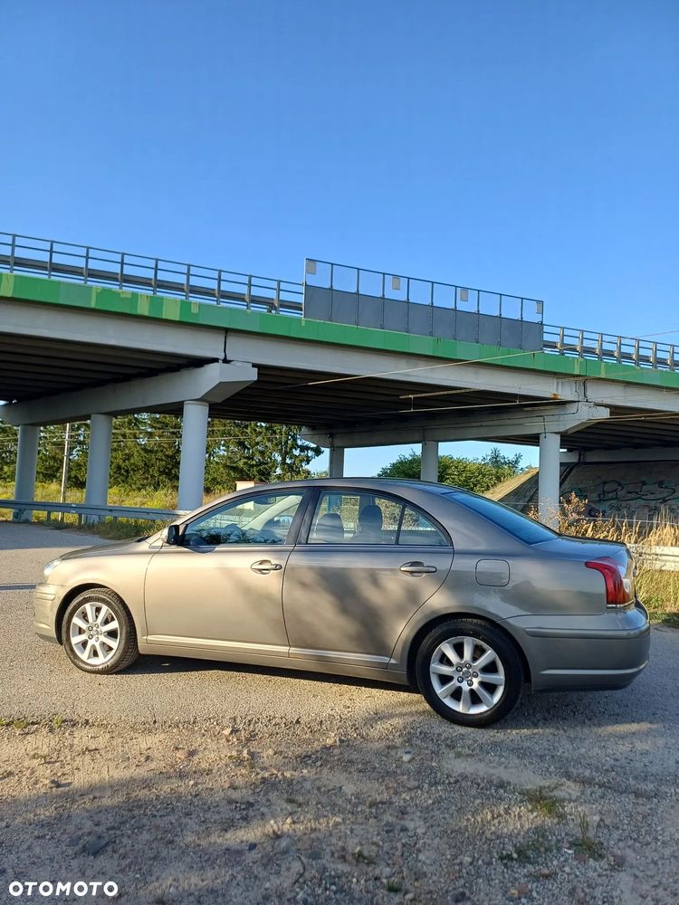 Toyota Avensis 2.0 D-4D Sol - 2