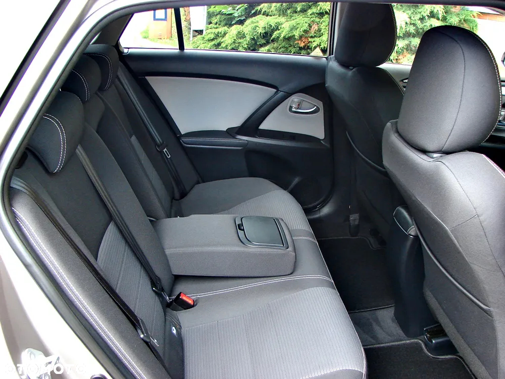 Toyota Avensis Touring Sports 1.8 Comfort - 25