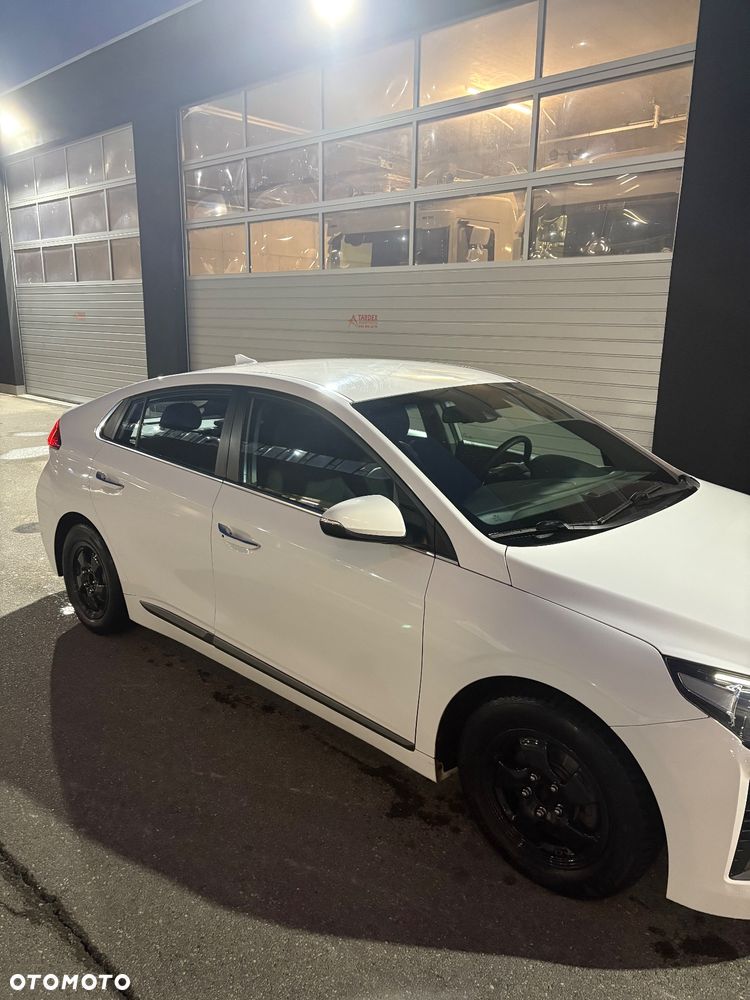 Hyundai IONIQ - 3