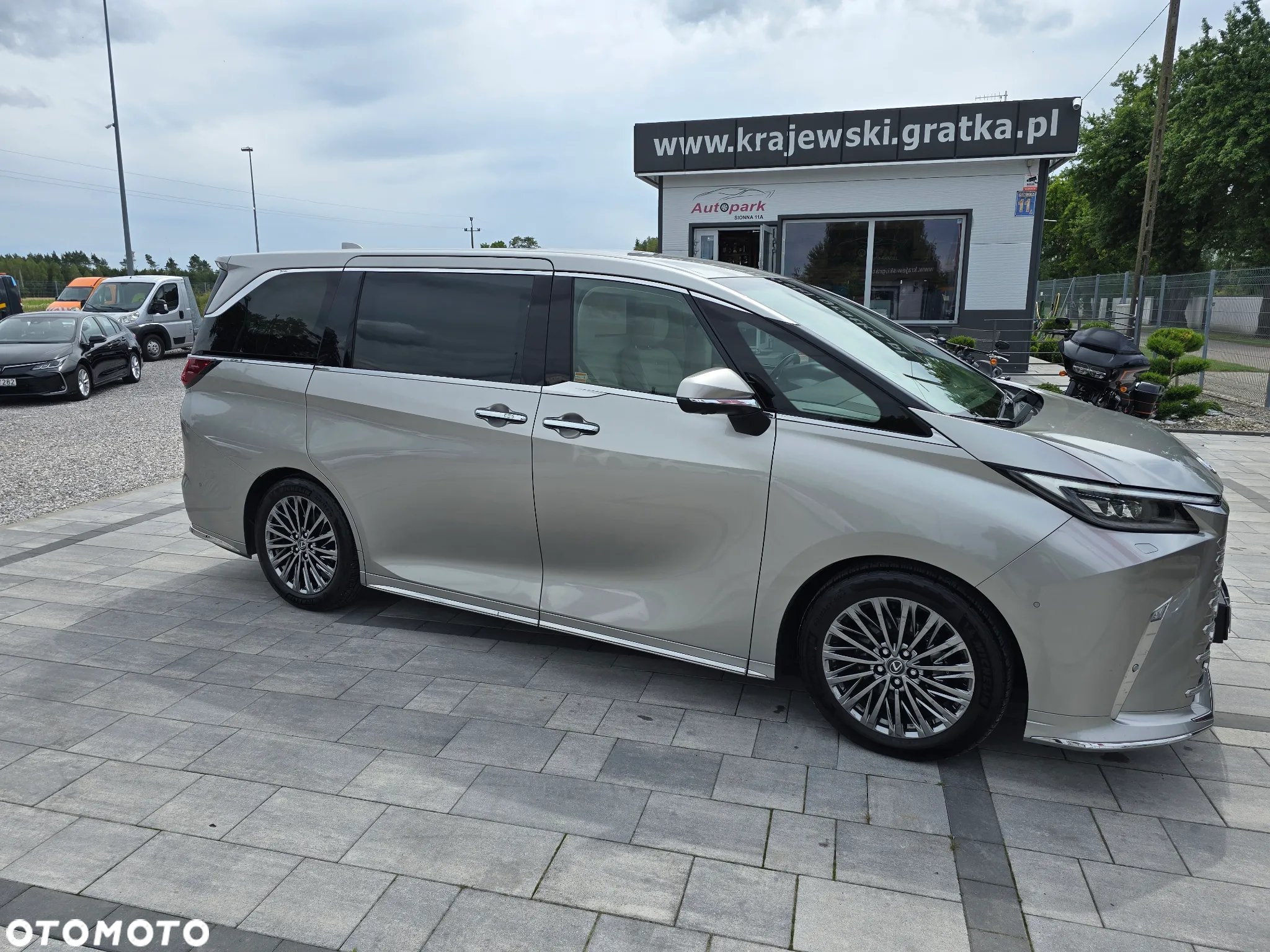 Lexus LM 350h Omotenashi - 2