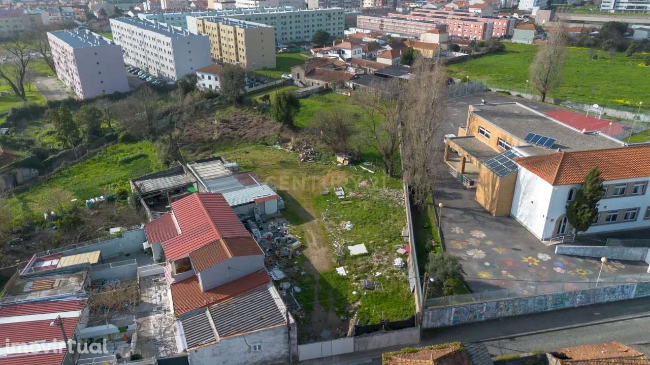 Terreno com 2 Frentes para Construção, em São Mamede de Infesta a 2 mi - Grande imagem: 2/10