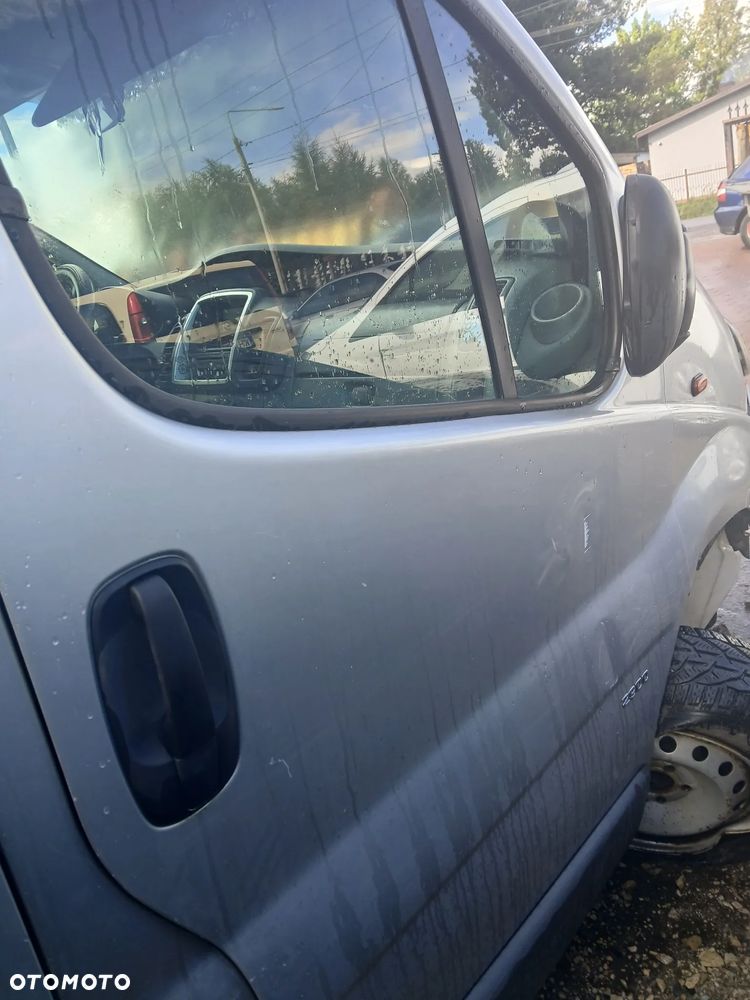 Opel Vivaro 2.5 146KM G9U 630 silnik M73 skrzynia U82 kolor maska pokrywa silnika klapa bagażnika zderzak lampa reflektor pas przedni stop lampy halogeny przeciwmgłowe odblaski grill atrapa znaczek błotnik - 9