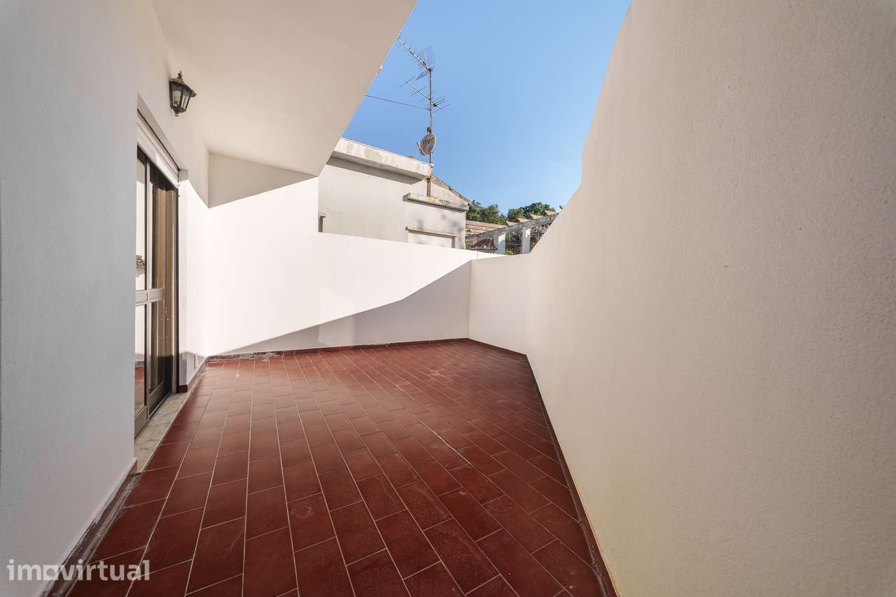 T2 com Terraço, Varandas e Sótão em Mira de Aire - Grande imagem: 3/26