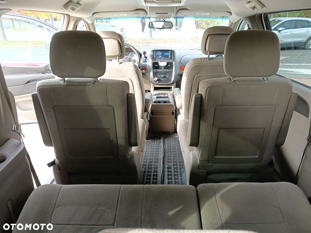 Chrysler Town & Country - 14