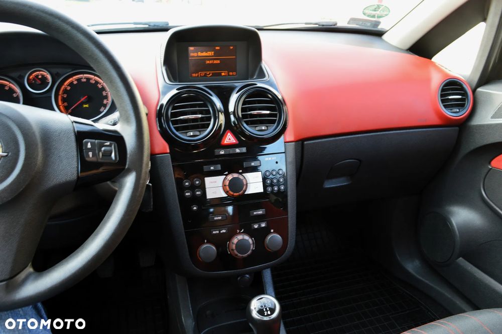 Opel Corsa 1.4 16V Cosmo - 15