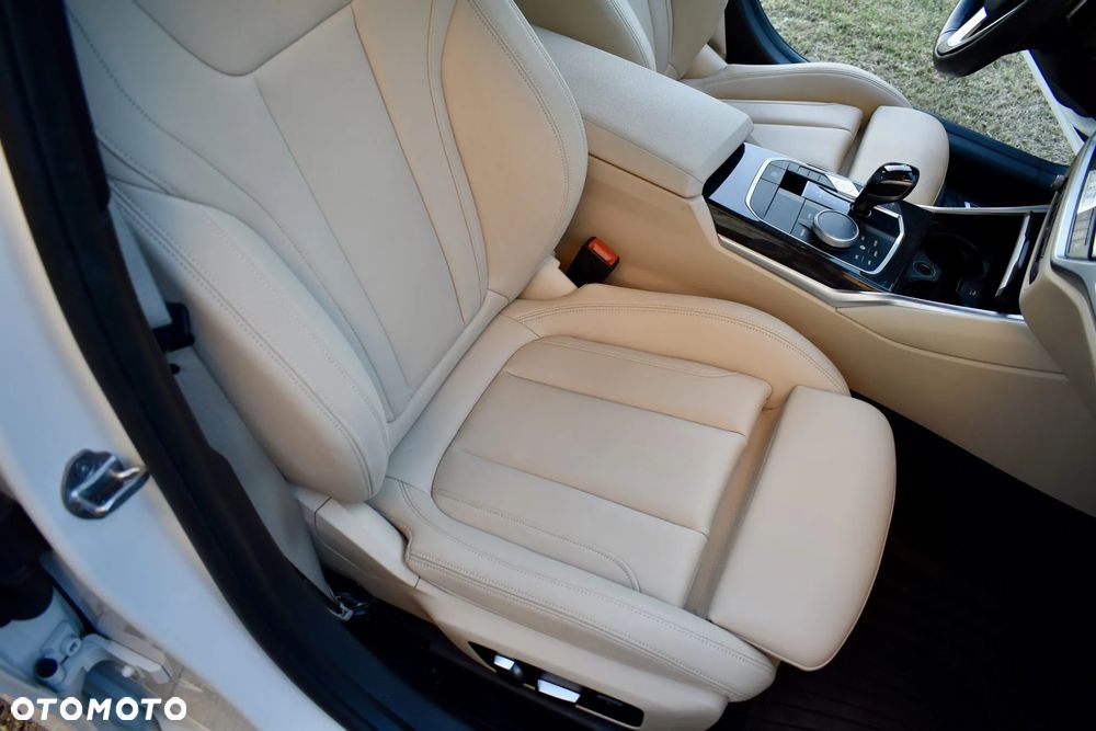 BMW Seria 3 330i - 22