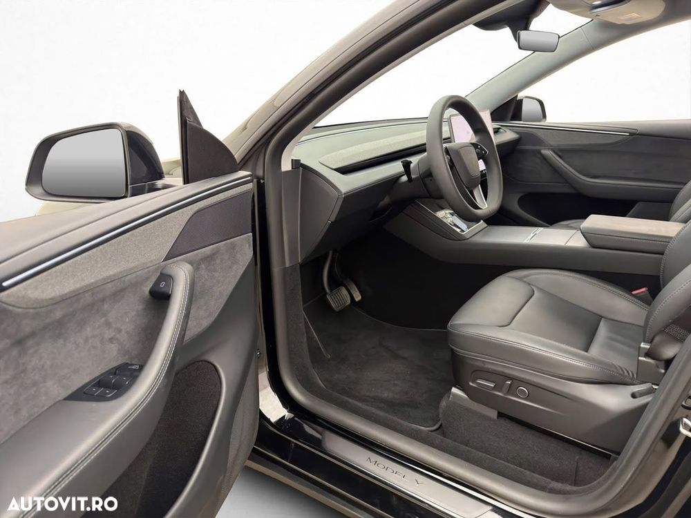 Tesla Model Y Long Range Dual Motor AWD - 12