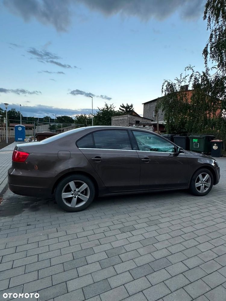 Volkswagen Jetta 2.0 TDI Highline DSG - 10