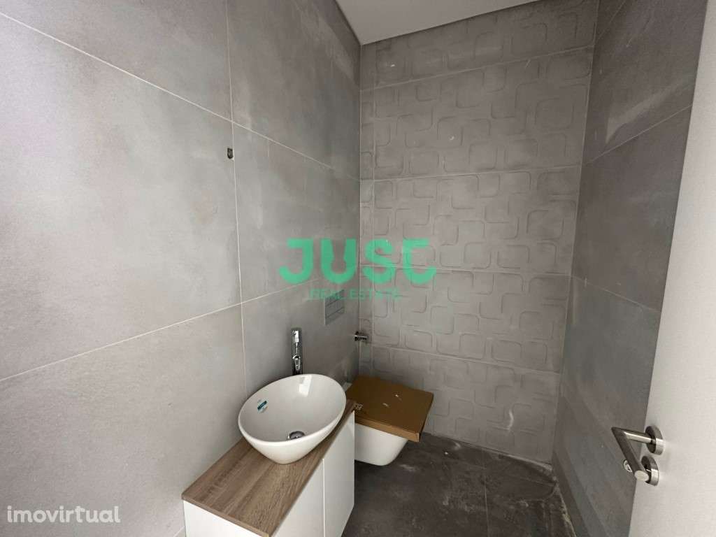 Triplex com terraço e garagem na Quinta do Conde - Grande imagem: 2/15