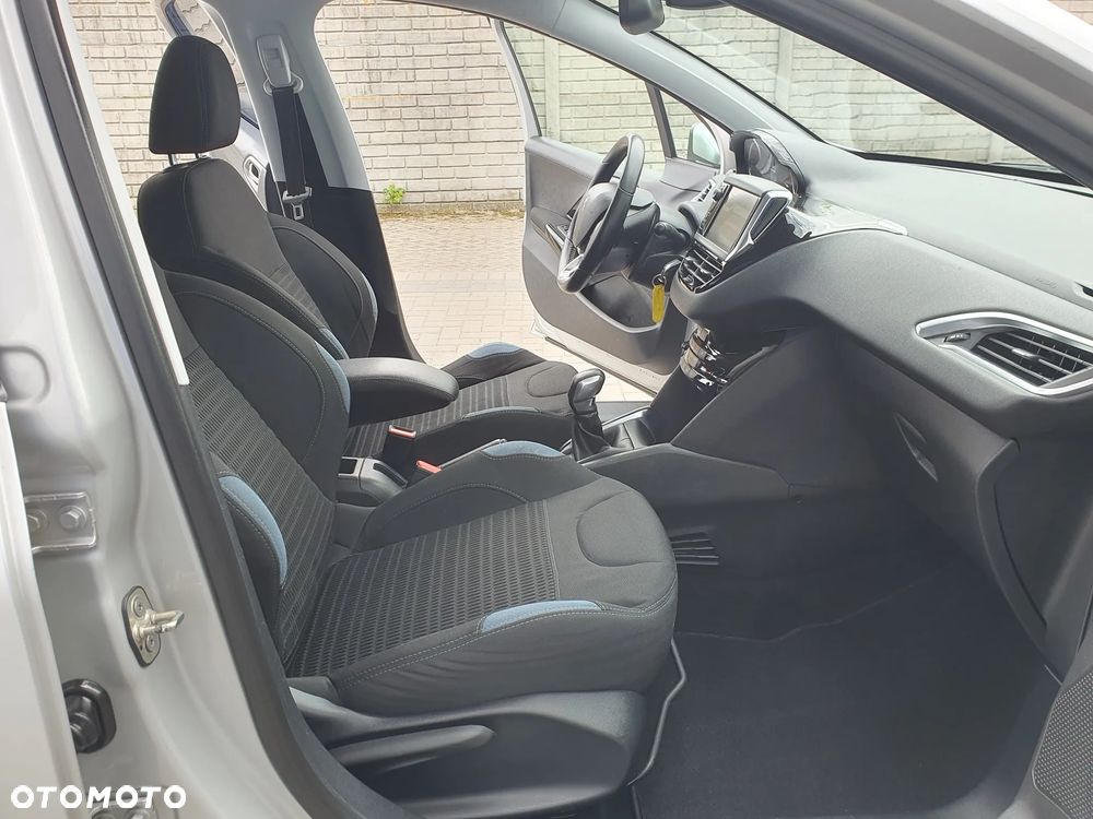 Peugeot 208 - 33