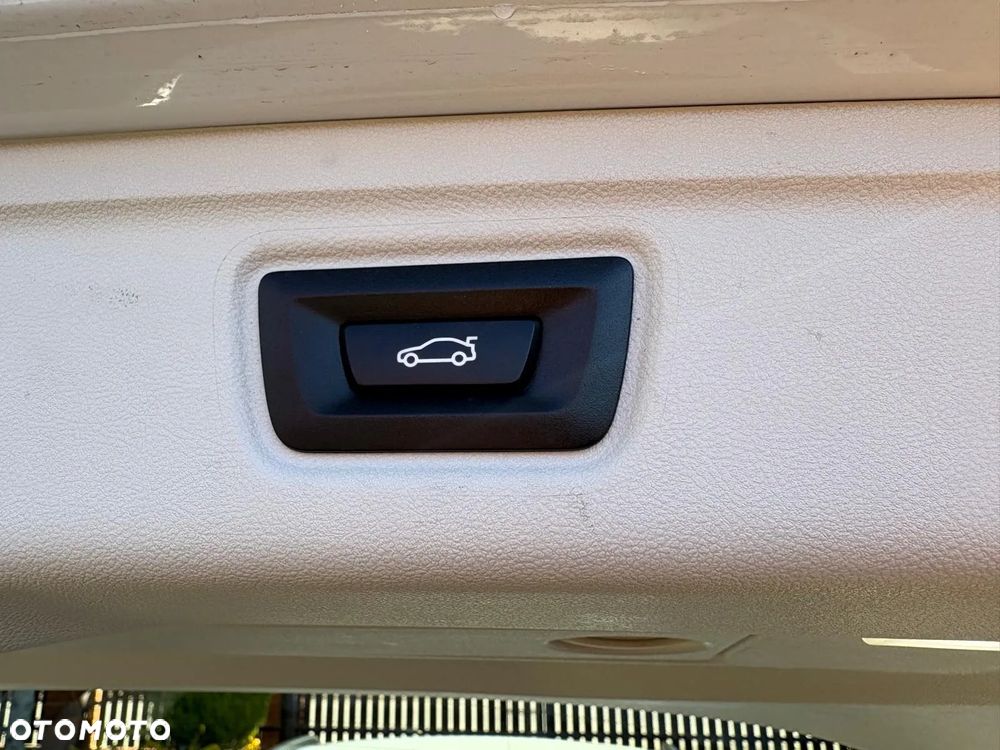 BMW Seria 3 318d Touring Sport Line - 13