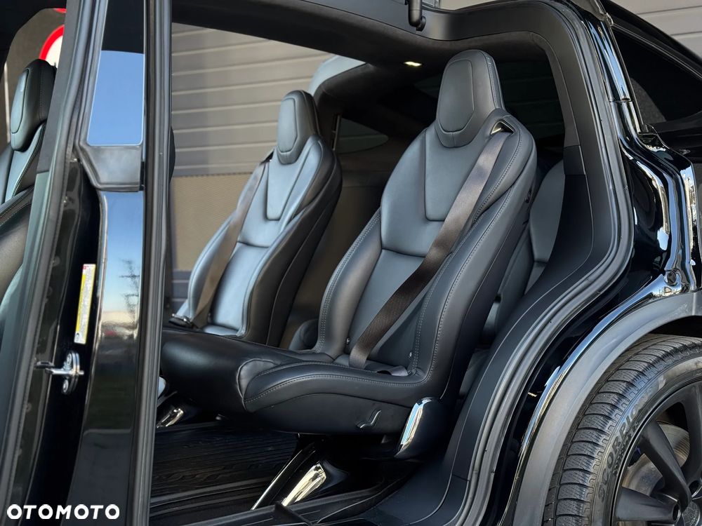 Tesla Model X - 9