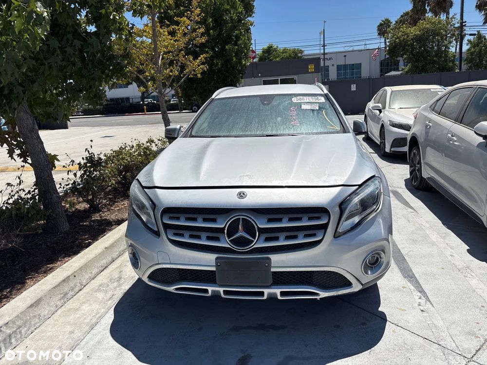 Mercedes-Benz GLA - 10