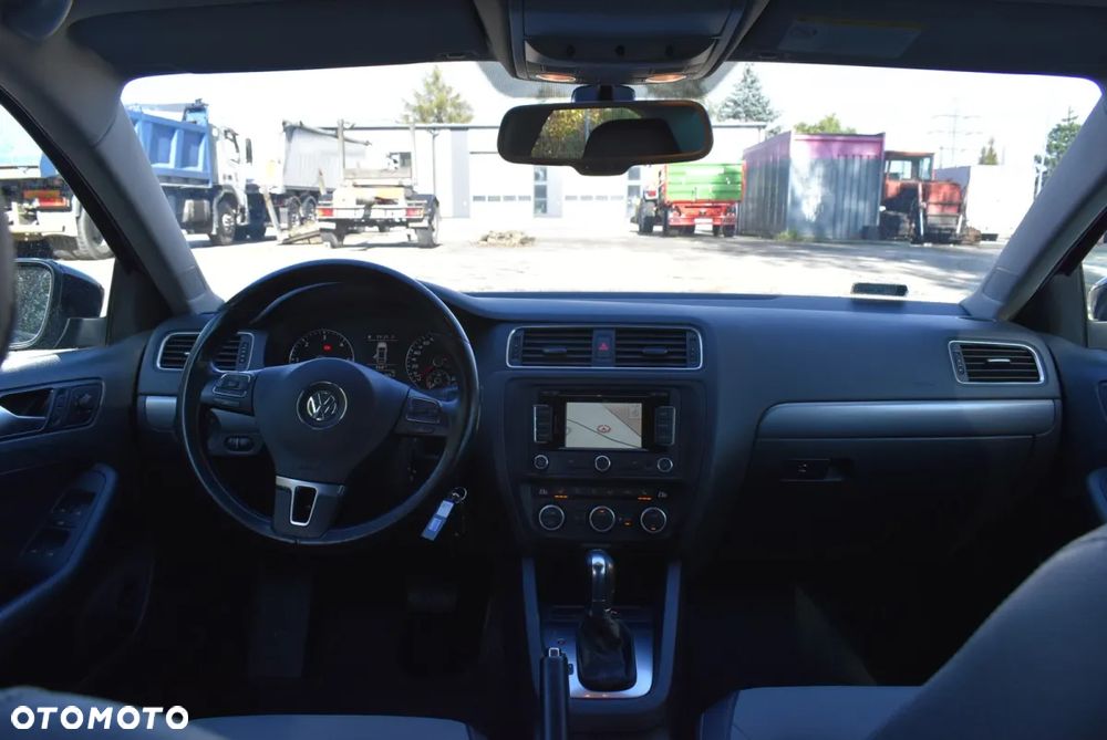 Volkswagen Jetta 2.0 TDI Highline DSG - 2