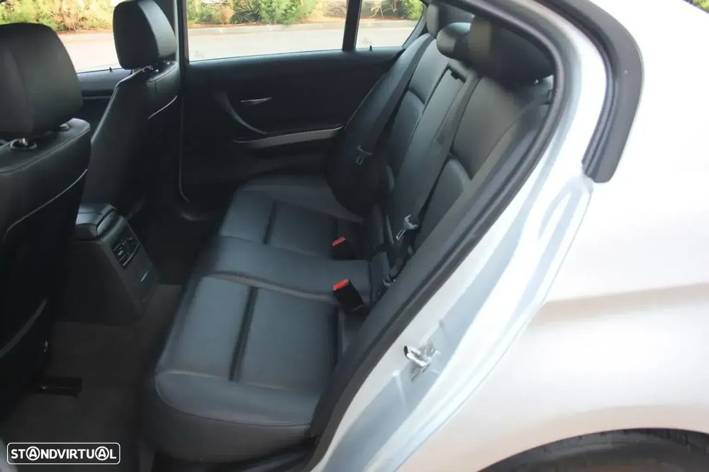 BMW 320 d Exclusive - 24