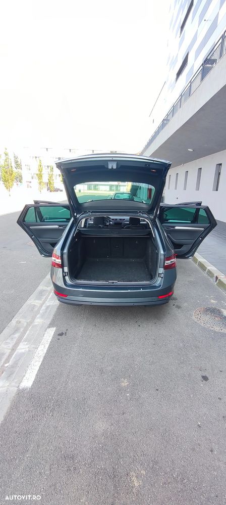 Skoda Superb Combi 2.0 TDI DSG Ambition - 18