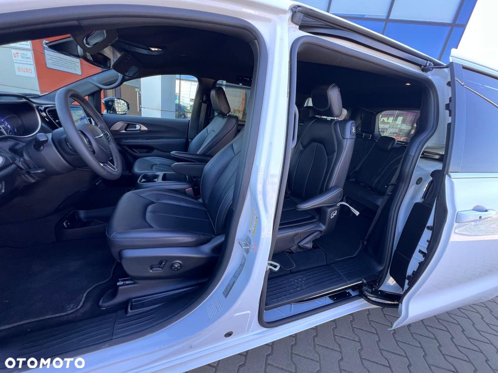 Chrysler Pacifica - 26