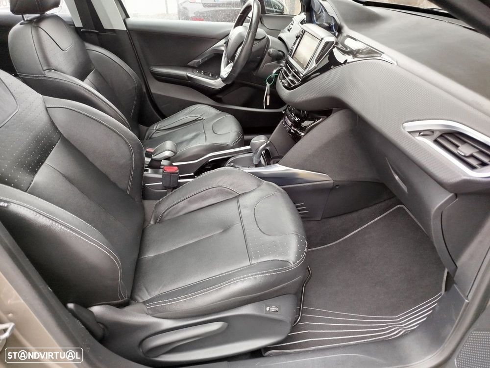 Peugeot 2008 1.2 PureTech Allure EAT6 - 17