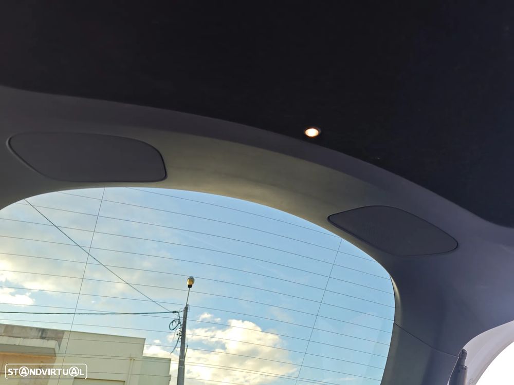 Tesla Model Y Long Range Dual Motor AWD - 31