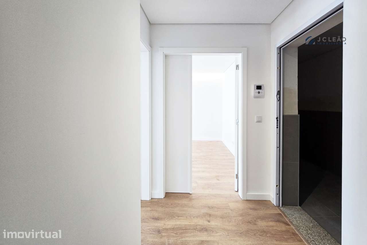 Apartamento T3 com varanda, suite e 2 lugares de garagem em Vila Nova - Grande imagem: 2/22