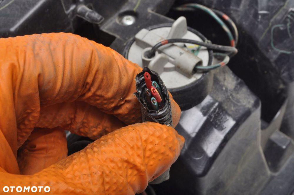 ISUZU D-MAX II LAMPA PRAWA TYLNA PRAWY TYŁ - 11