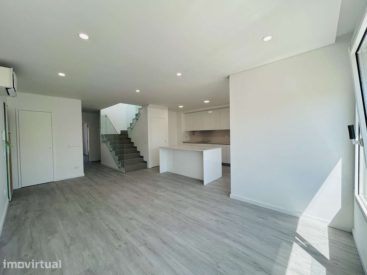 Moderno T4 Duplex com Terraço e Garagem - Grande imagem: 4/22