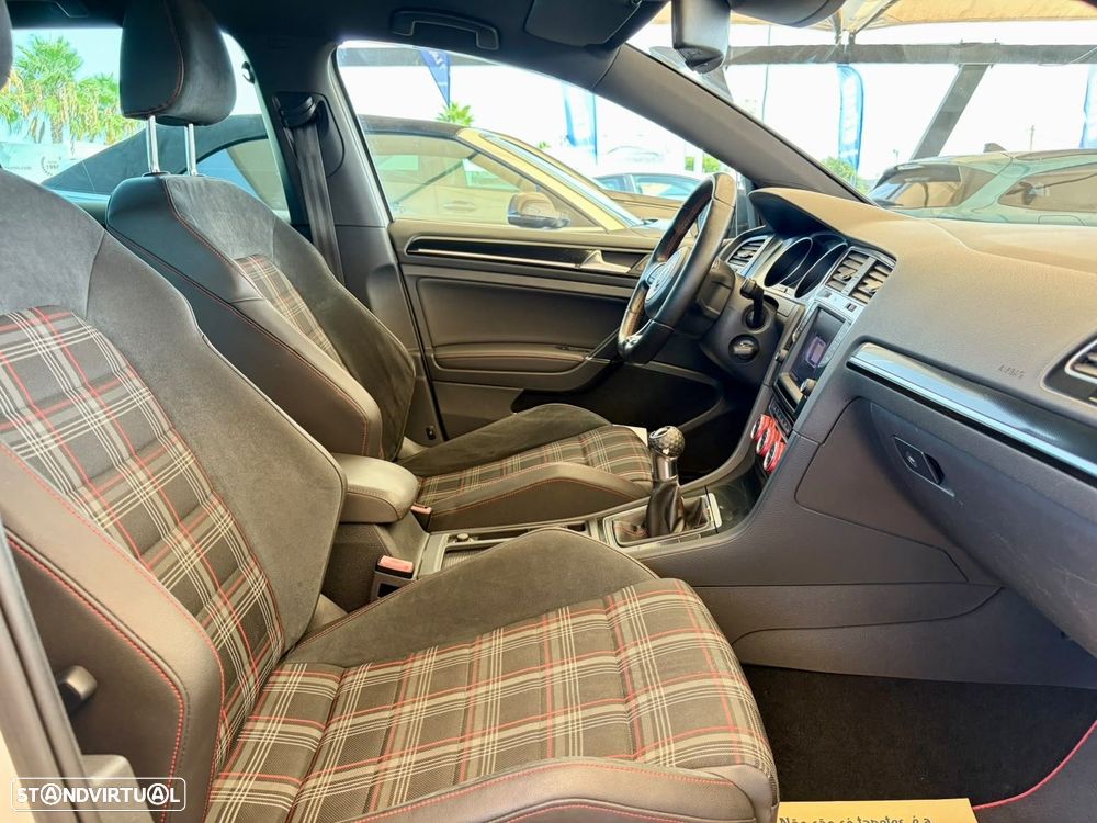 VW Golf GTI BlueMotion - 12