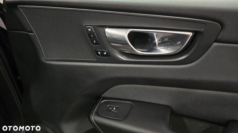 Volvo XC 60 B4 D Plus Dark - 17