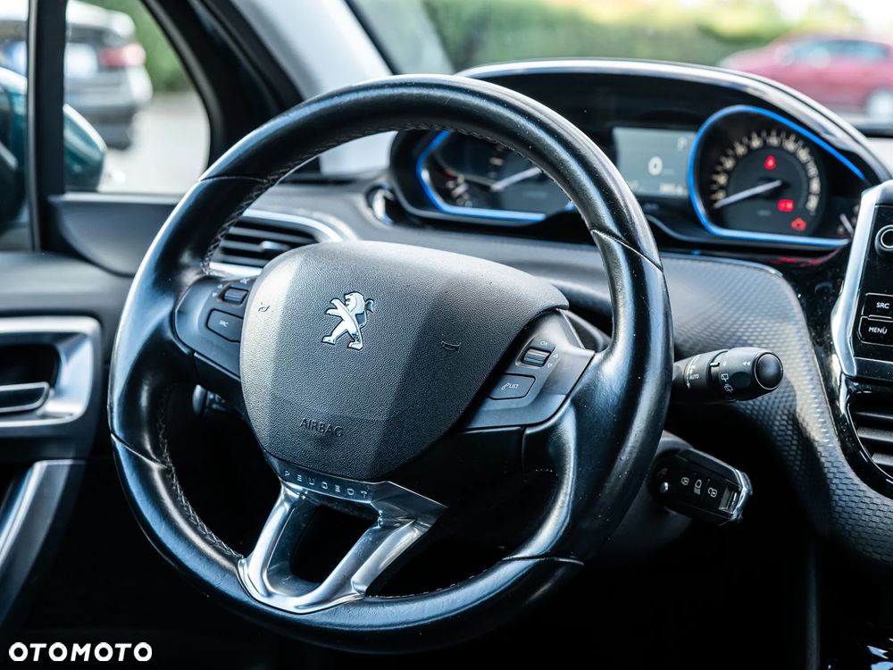 Peugeot 2008 1.2 Pure Tech Allure S&S EAT6 - 17