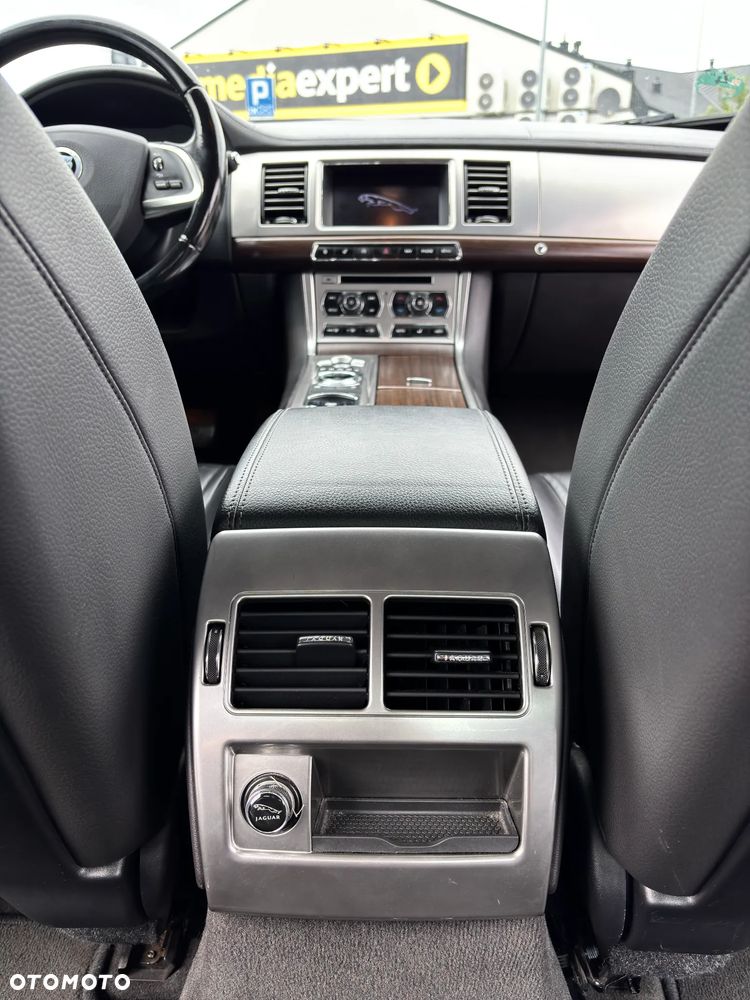 Jaguar XF 2.2 D - 15