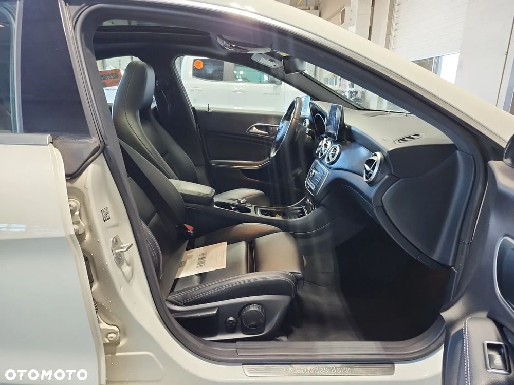 Mercedes-Benz CLA 250 4Matic 7G-DCT AMG Line - 14