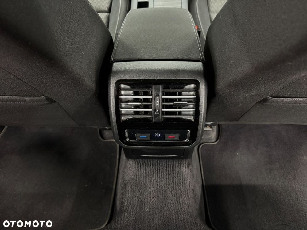 Volkswagen Passat - 34