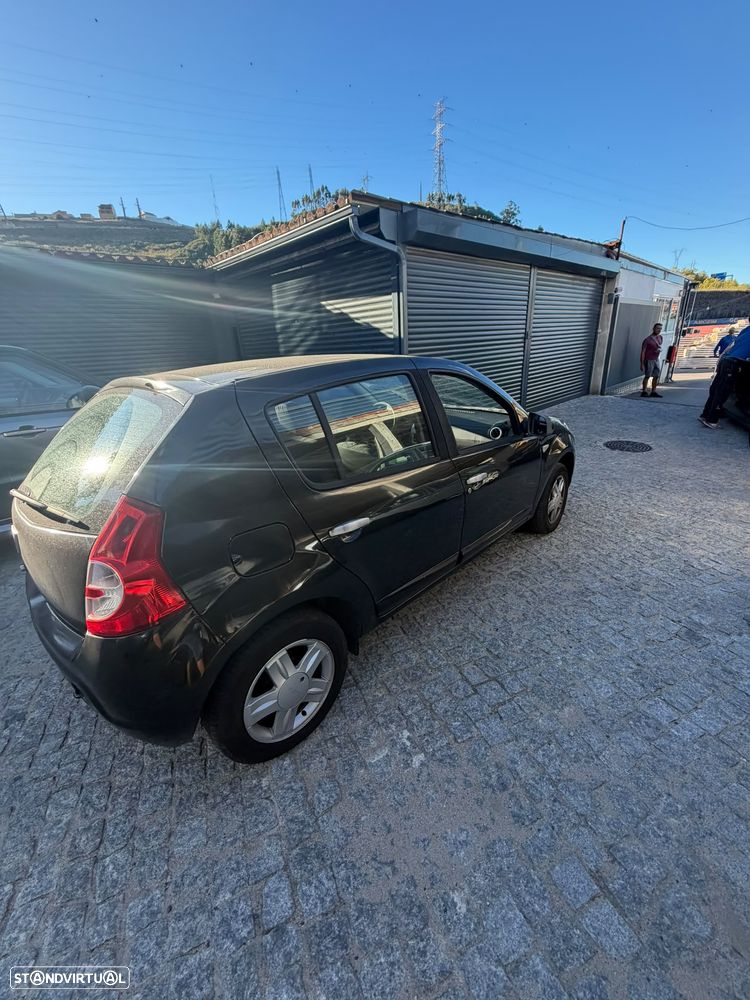 Dacia Sandero 2011 photo 2