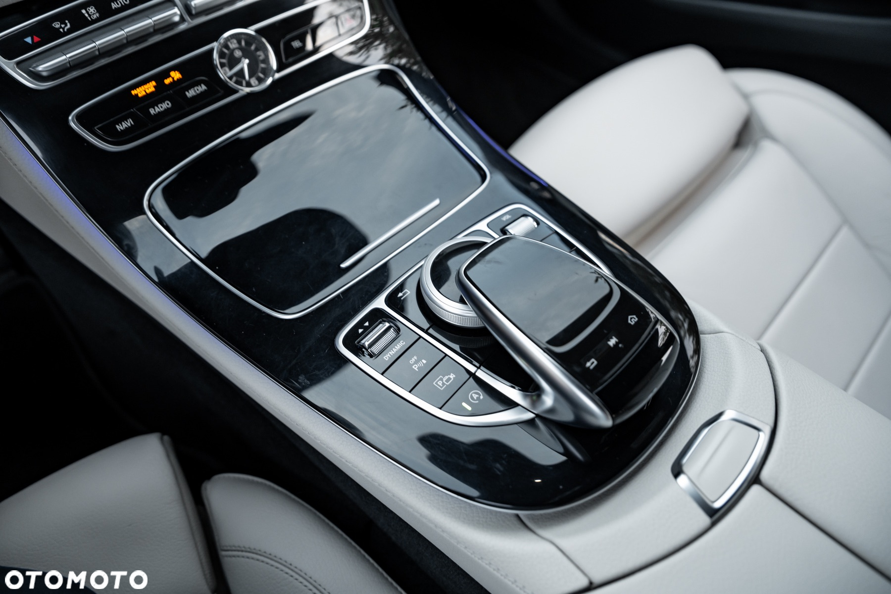 Mercedes-Benz Klasa E 200 4Matic 9G-TRONIC - 35