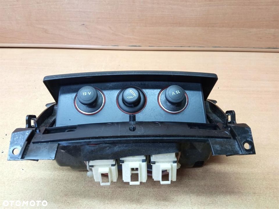 SCHOWEK ZAPALNICZKA GNIAZDA ŁADOWANIA AUDI A8 D4 - 3