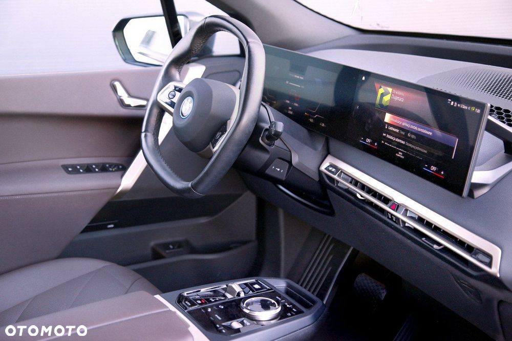 BMW iX xDrive40 76.6kWh Signature - 16