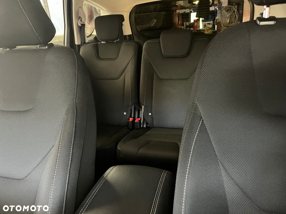 Ford S-Max - 11